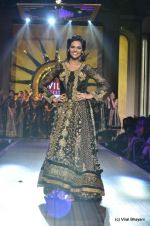 Esha Gupta walk the ramp for Ritu Kumar Show at Wills Lifestyle India Fashion Week 2012 day 5 on 10th Oct 2012 (4).JPG
